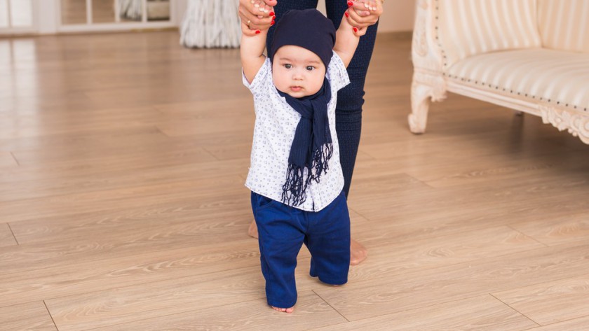 Pierwszy postawiony krok dziecka – nauka chodzenia