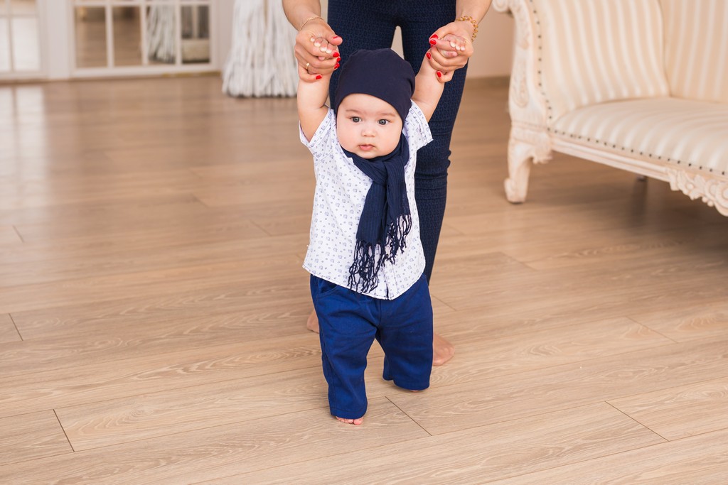 Pierwszy postawiony krok dziecka – nauka chodzenia