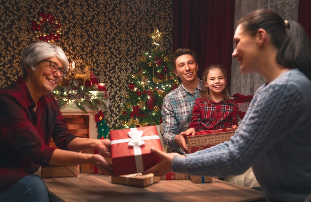 Jaki prezent dla babci na Święta wybrać? Najlepsze upominki świąteczne dla babci