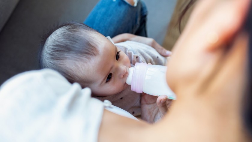 Karmienie butelką dziecka – jak je nauczyć?