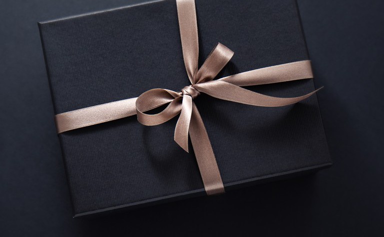 Prezent na wieczór kawalerski – kreatywne, zabawne i nietypowe pomysły na prezent