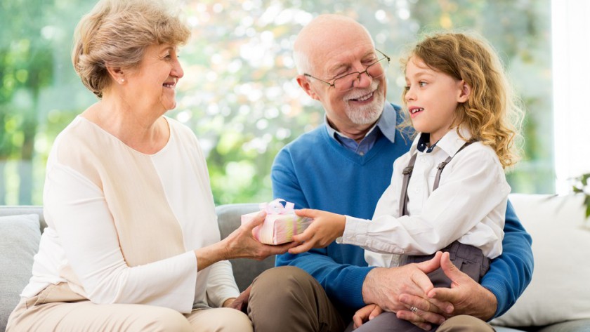 Jaki prezent dla dziadków będzie najlepszy? Pomysły na upominek na Dzień Babci i Dziadka