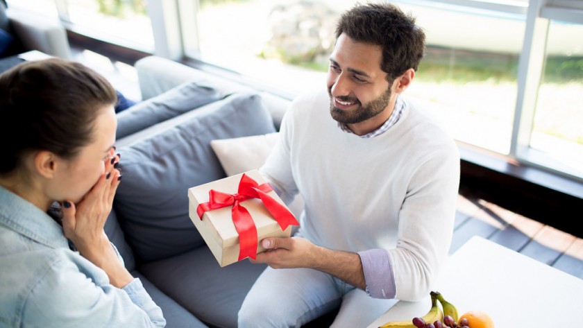 Zabawne prezenty na rocznicę dla żony
