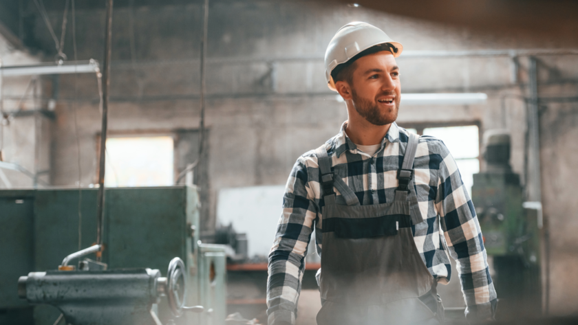 Odzież robocza z logo – czy warto w nią inwestować?